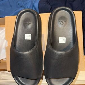 Yeezy onyx slides